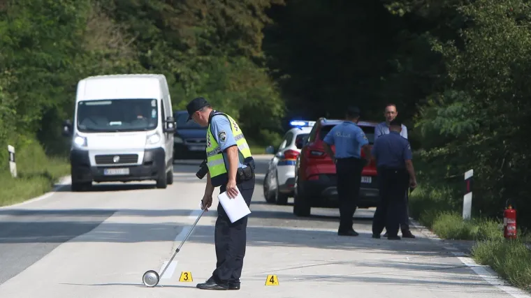 Vozaču kaznena prijava: Autom naletio na mu&scaron;karca koji je sjedio na cesti