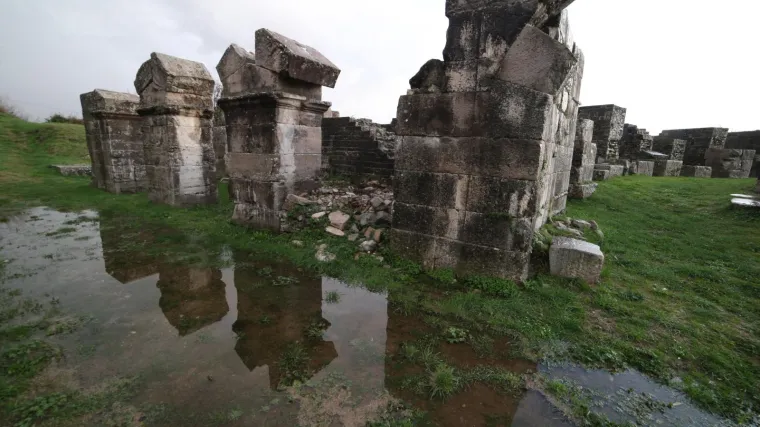 Turisti se zgražavali: Znameniti solinski amfiteatar i&scaron;aran na vi&scaron;e mjesta, pozvana i policija