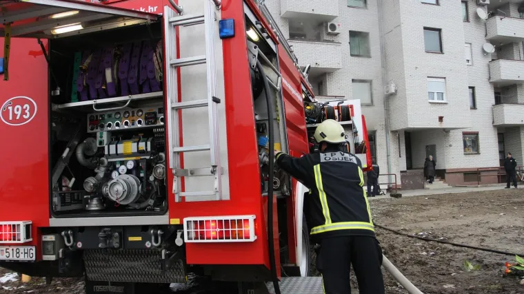 Pijani vatrogasac pao u otvor cijevi: Ima napuknute kralje&scaron;ke i posjekotinu na glavi
