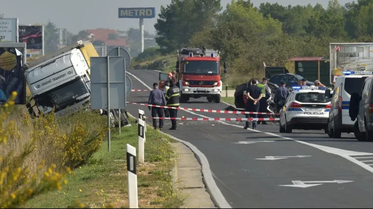 Jedna osoba poginula u sudaru &scaron;lepera i dvaju automobila, ima i vi&scaron;e ozlijeđenih