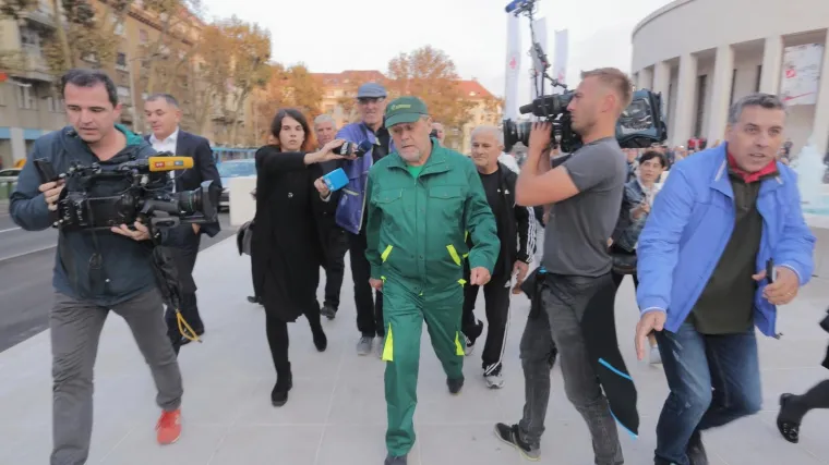 Bandićev show: Gradonačelnik kosio travu i otvorio Trg žrtava fa&scaron;izma zbog čijeg je uređenja kazneno prijavljen