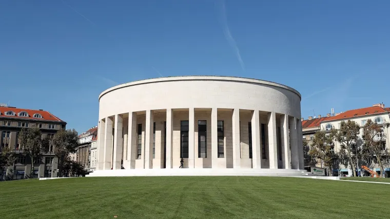 Svečano otvorenje trga: Bandić poziva na ko&scaron;nju umjetne trave pred Džamijom