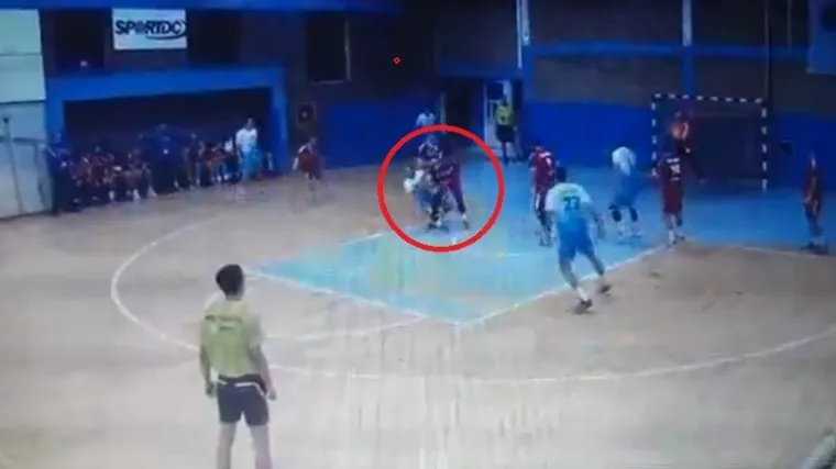 Divljački nasrtaj na rukometaša, zaradio i potres mozga, a sudac nije prekinuo igru; ovo je za zatvor