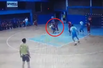 Divljački nasrtaj na rukometaša, zaradio i potres mozga, a sudac nije prekinuo igru; ovo je za zatvor