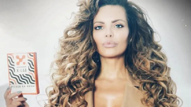 Uz ovakav dekolte malo tko će gledati u kosu