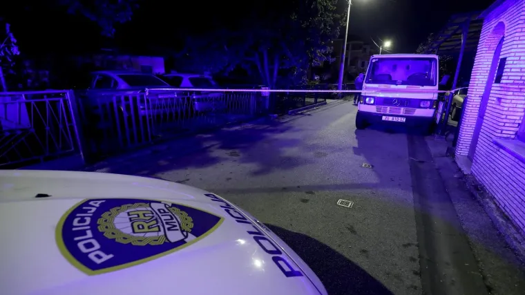 Zapucali prema dvojici mu&scaron;karaca; jedan od njih je zatim u&scaron;ao u kuću i otvorio paljbu