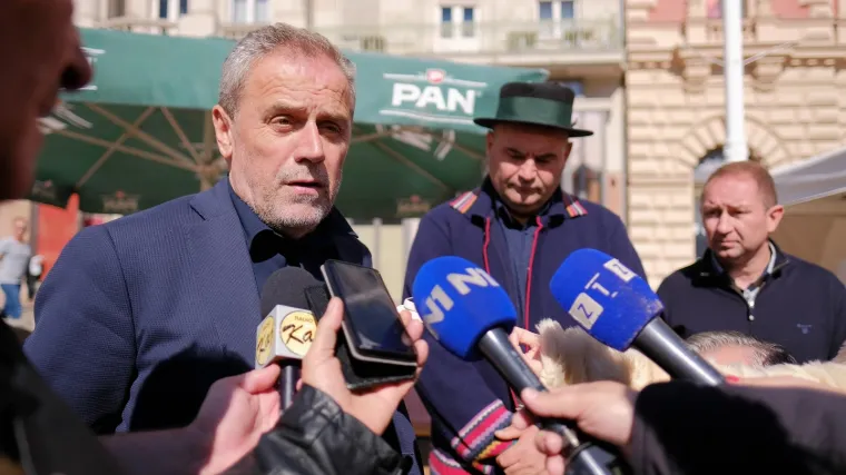 'Va&scaron; muž je sretan, moram se nasmijati. Kako ste brzi, vi biste poginuli od metka'