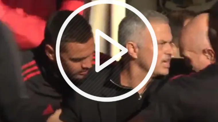 Show na derbiju: Mourinho nasrnuo na Sarrijevog pomoćnika, a nije ostao dužan ni navijačima