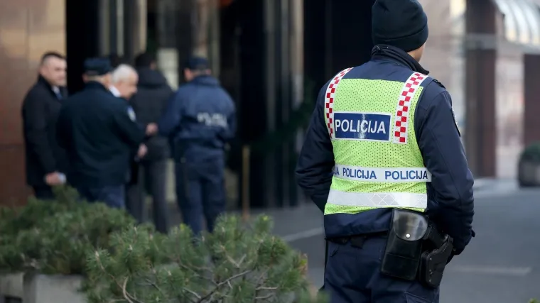 Bračanaka napala policajce: Jednog je udarila nogom u lice, a drugog je htjela ugristi