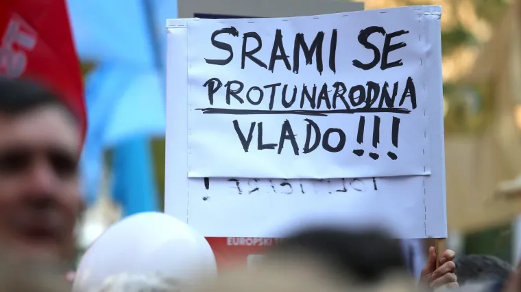 Prosvjed za mirovinsku reformu zavr&scaron;io Mojom domovinom: 'Budimo jedinstveni kao 90-tih!'