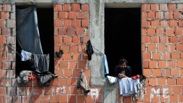 Nekoliko stotina prosvjednika u Bihaću krenulo prema migrantima, zaustavio ih kordon policije