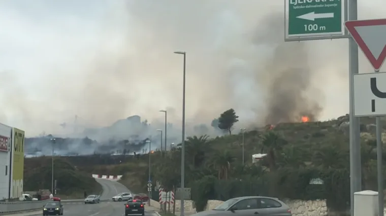 30 vatrogasaca iza&scaron;lo na teren, uspjeli su opkoliti vatru