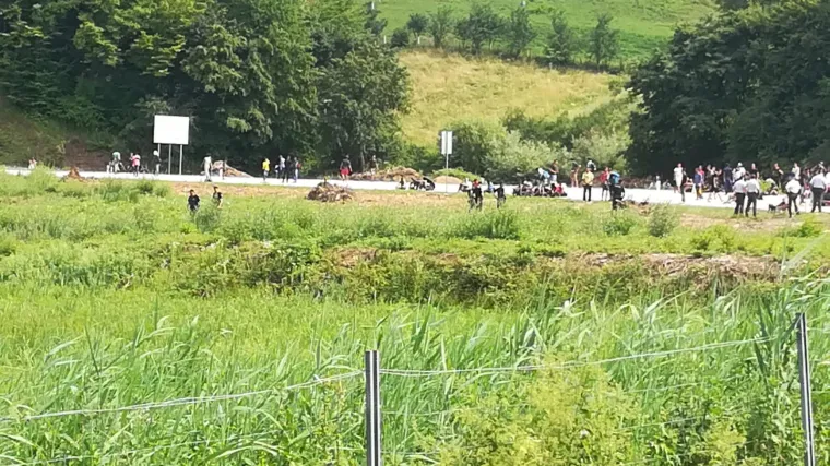 200 migranata iz Velike Kladu&scaron;e krenulo prema hrvatskoj granici, blokirala ih policija!