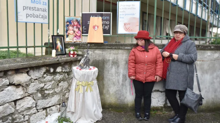 Odbijen zahtjev da se molitelji udalje najmanje 150 metara od bolnice