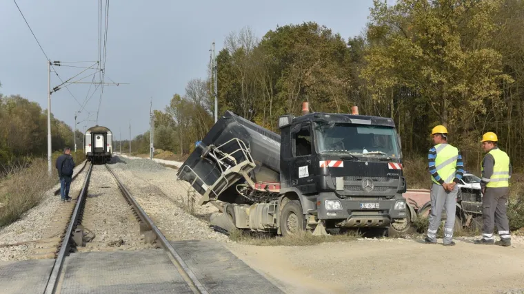Brzi vlak naletio na kamion, ima ozlijeđenih; 'Putnici su od udara poispadali sa sjedi&scaron;ta'