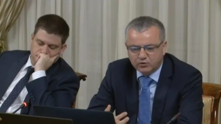 Burna noć ili mu je samo dosadno? Butković 'ubio oko' dok je Horvat predstavljao izvje&scaron;će o Agrokoru