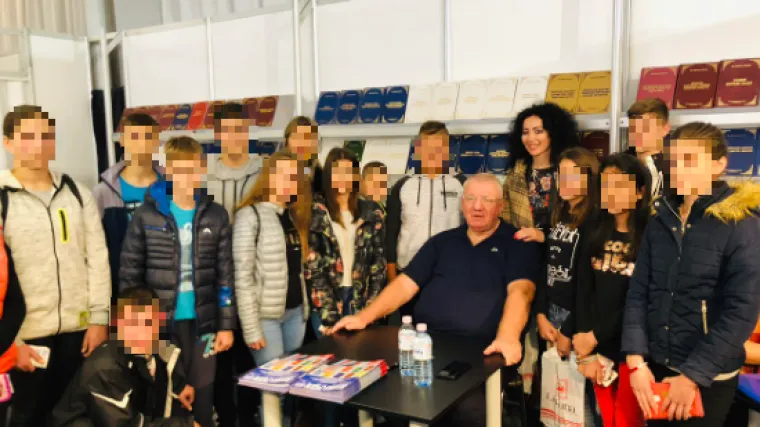 Djeca čekala u redovima kako bi se fotografirala sa &Scaron;e&scaron;eljem