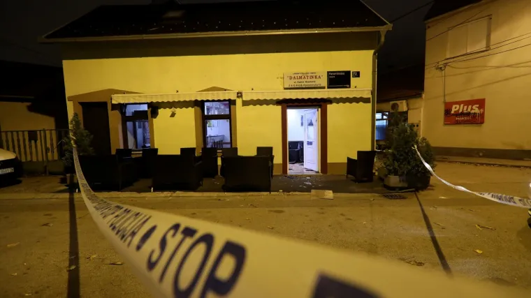 Maskirani napadači demolirali kafić pa uletjeli u predvorje knjižnice i počeli mlatiti