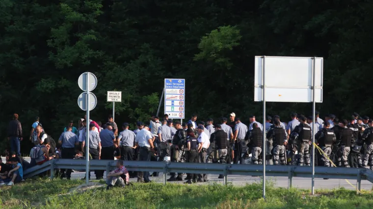 Na granici i dalje napeto, mje&scaron;tani Velike Kladu&scaron;e zabrinuti: 'Kad on dođe među migrante svi idu za njim'