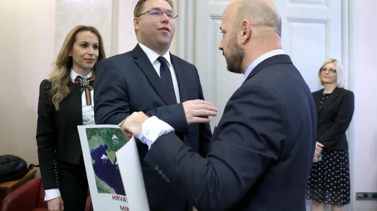 Ministru, inače meteorologu po struci, uručio prognostičku kartu - evo zašto