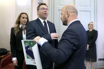 Ministru, inače meteorologu po struci, uručio prognostičku kartu - evo zašto