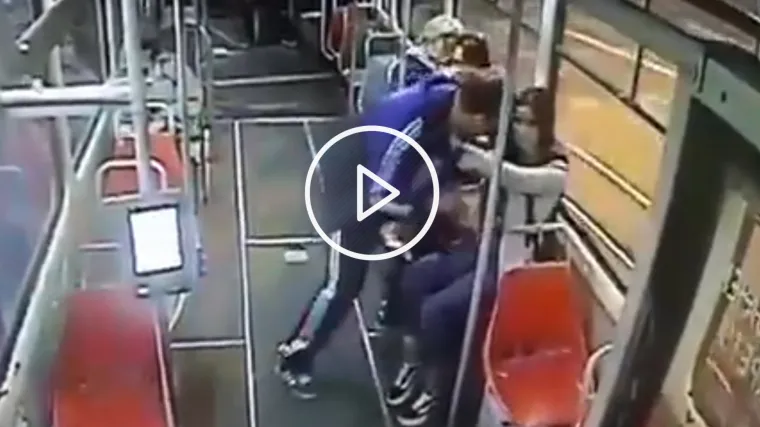 VIDEO Manijak u tramvaju napastvovao 15-godi&scaron;njakinju, nitko od putnika nije mrdnuo prstom