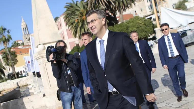 Plenković na Hvaru: 'Nisam jo&scaron; planirao sastanak s Kom&scaron;ićem'