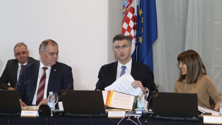 Plenković o sezoni: 'Iza nas je sjajna godina, 12 milijardi očekivanih prihoda i 19,5 milijuna turista'