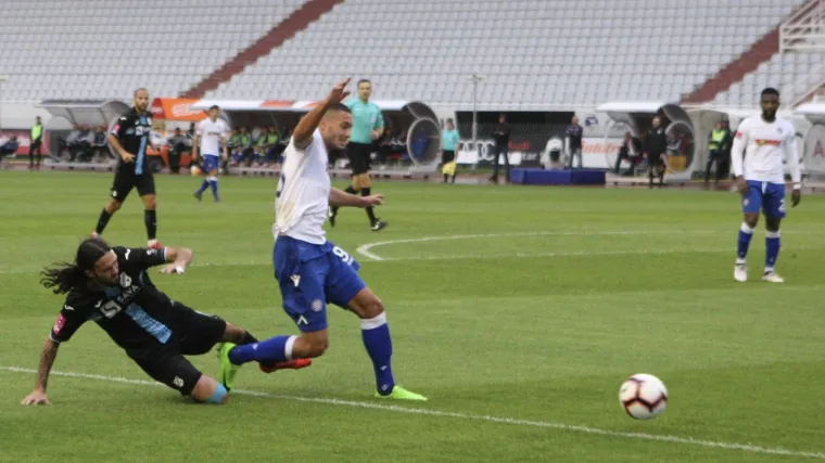 Bijeli potpuno nadigrali goste i poveli iz penala u prvom dijelu, Rijeka na isti način izborila remi