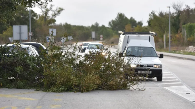 Dijelovi autoceste zatvoreni, dio trajekata ne vozi