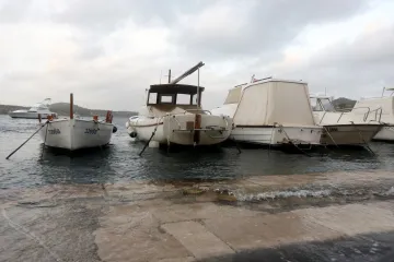 PLIMNI VAL U ŠIBENIKU: Zbog jakog juga poplavljeni riva i privezište za brodice u gradskom predjelu Dolac