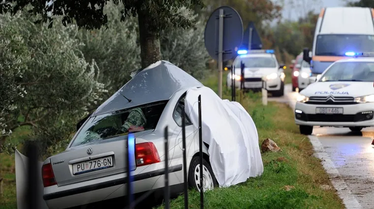Te&scaron;ka nesreća u Istri: Izletio s ceste i udario u stablo, vozač poginuo na mjestu