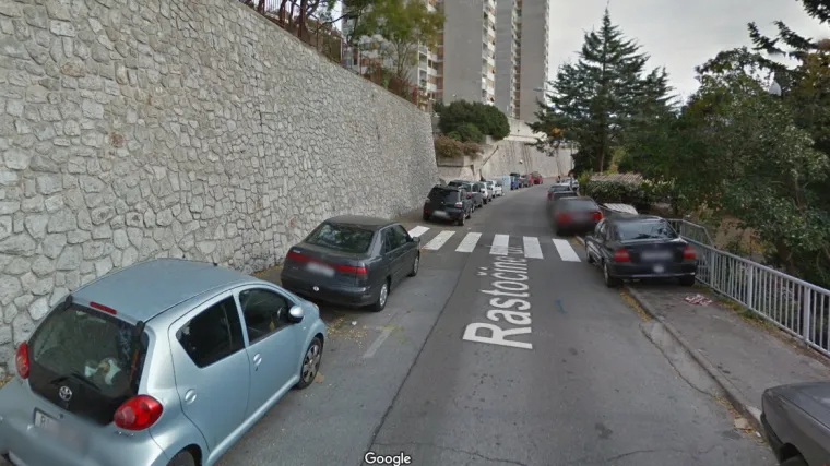 Riječanin vozio u krivom smjeru i udario u 15 parkiranih automobila