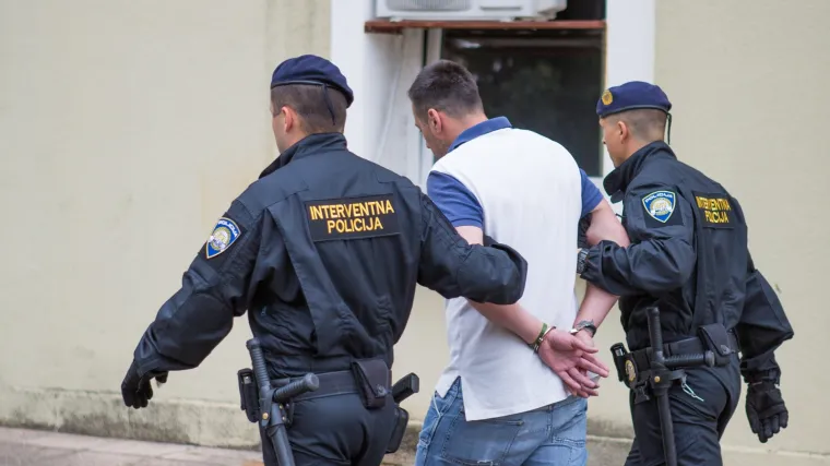 Dramatično u Popovači: Nakon obiteljskog nasilja 59-godi&scaron;njak napao policajce te im zaprijetio ubojstvom