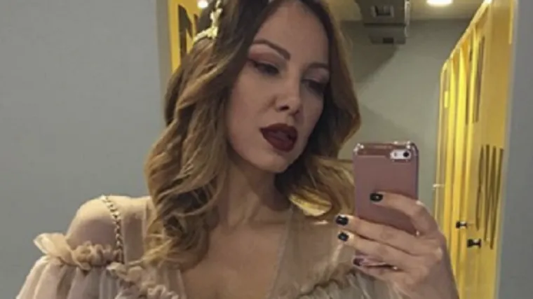 U uskoj haljini ponosno izbacila bujni dekolte