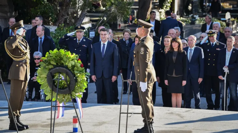 Državni vrh položio vijence i zapalio svijeće na Mirogoju
