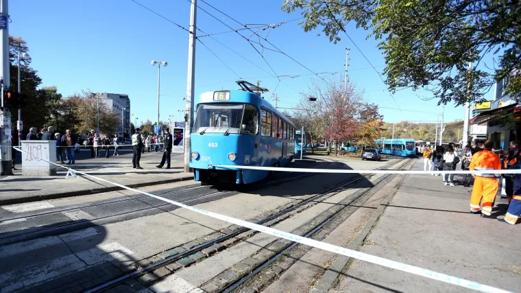 Tragedija na Črnomercu: Žena podletjela pod tramvaj, poku&scaron;ali je spasiti, no bilo je prekasno