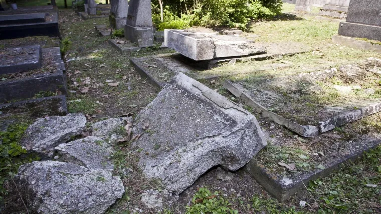 Prekopao grobove roditelja i sinova da ih poreda po svojoj želji pa ga prijavili policiji