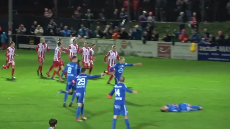 Navijač usred utakmice uletio na teren i nokautirao nogometa&scaron;a, susret odmah prekinut!