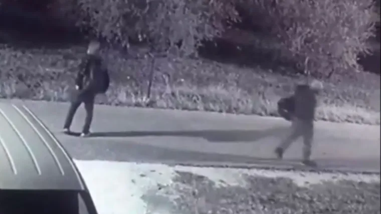 Pojavila se i snimka: Migranti slobodno &scaron;etali Metkovićem, policiji pomogla kamera s kuće