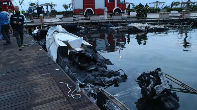 Požar uni&scaron;tio tri broda: Mu&scaron;karac spavao na jednom od njih, ali se na vrijeme probudio