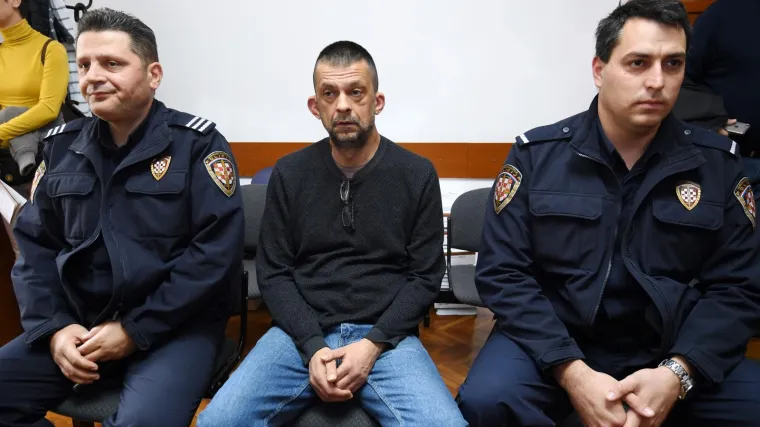 Izbo nožem punca pred suprugom i sinom: Osudili ga na osam godina zatvora