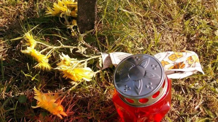 Uz ogradu osamljeni grob, novinama omotan buket i jedna svijeća...