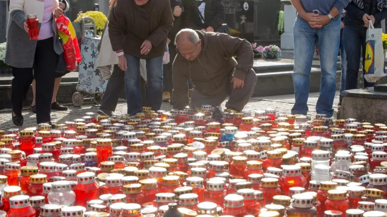 Ovr&scaron;ni ustanak: Građani diljem Hrvatske zapalili svijeće za žrtve ovrha koje su si oduzele život