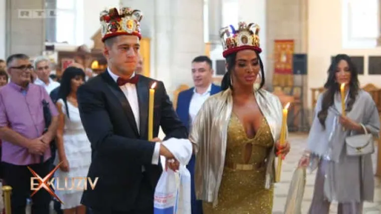 Kič, zlato i plastika: pogledajte vjenčanje koje je &scaron;okiralo regiju