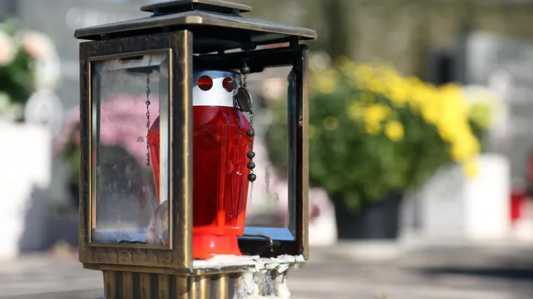 Do&scaron;ao se pomoliti i zapaliti svijeće na grobu: Iznenada se sru&scaron;io i na mjestu umro