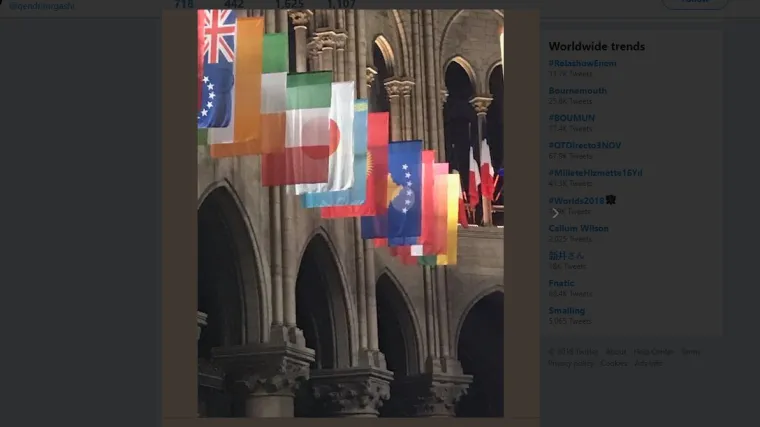 Kosovska zastava se vijori usred Pariza; 'Pa stavili ste ih uz rame sudionicima rata'