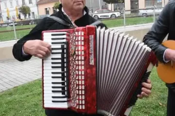 Tamburaši u centru Križevaca