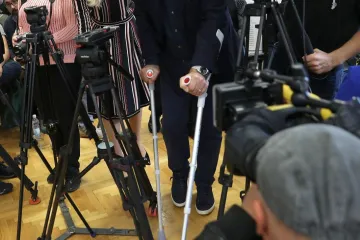 MILAN BANDIĆ SLOMIO GLEŽANJ: Na konferenciju za medije stigao je sa štakama