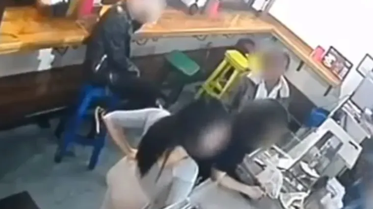 Snimka brutalnog napada &scaron;iri se mrežama: Djevojku je udario nogom u lice nakon čega je izgubila svijest